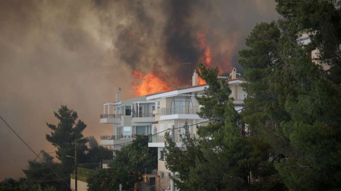 Φωτιά στη Γλυφάδα: Μεγάλη αναζωπύρωση τώρα στη Βούλα