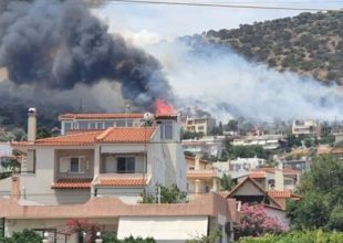 Φωτιά στην Αρτέμιδα, κοντά σε σπίτια – Συναγερμός στην Πυροσβεστική