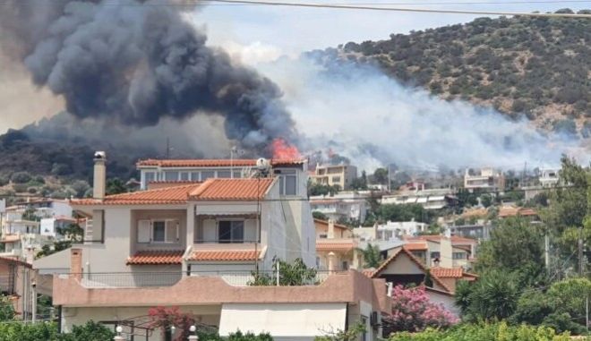 Φωτιά στην Αρτέμιδα, κοντά σε σπίτια – Συναγερμός στην Πυροσβεστική