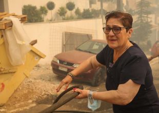 Φωτιά στη Βούλα: Επνεαν άνεμοι 8 μποφόρ, εντολή εκκένωσης δόθηκε 16:20 απαντά η Πυροσβεστική