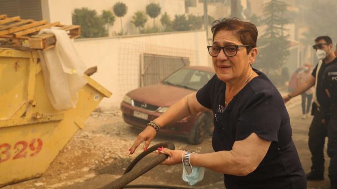 Φωτιά στη Βούλα: Επνεαν άνεμοι 8 μποφόρ, εντολή εκκένωσης δόθηκε 16:20 απαντά η Πυροσβεστική