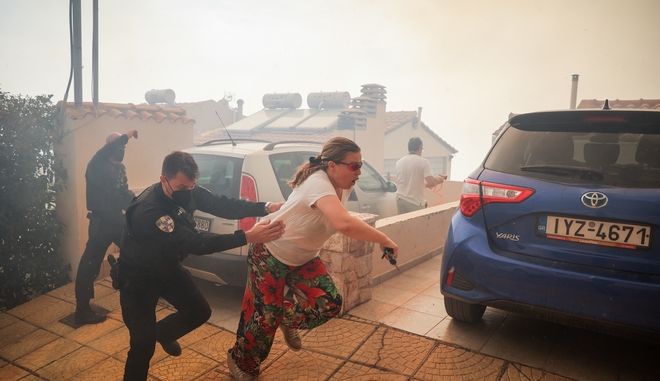 Φωτιά στη Βούλα: Δεκάδες κλήσεις στην ΕΛ.ΑΣ. για παροχή βοήθειας – Απεγκλωβίστηκαν 19 άτομα και δύο ζώα