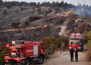 Σε ύφεση η φωτιά στη Βούλα – “Καμπανάκι” Στυλιανίδη για δύσκολο καλοκαίρι λόγω κλιματικής κρίσης