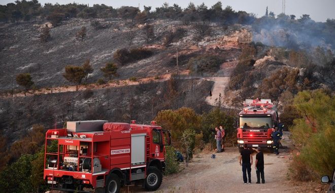 Σε ύφεση η φωτιά στη Βούλα – “Καμπανάκι” Στυλιανίδη για δύσκολο καλοκαίρι λόγω κλιματικής κρίσης