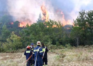 Φωτιά: Εντολή για εκκένωση σπιτιών στη Βούλα – Μήνυμα από το 112 στους κατοίκους