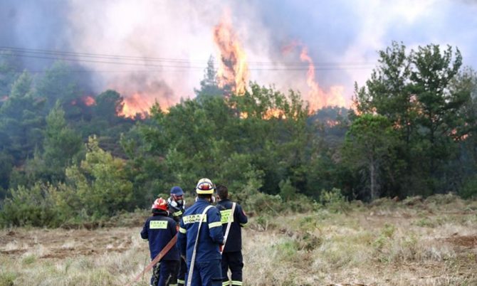 Φωτιά: Εντολή για εκκένωση σπιτιών στη Βούλα – Μήνυμα από το 112 στους κατοίκους