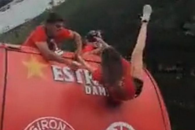 Παραλίγο ατύχημα: Πανηγύριζαν την άνοδο στην Ζιρόνα και η φωτογραφός παραλίγο να πέσει απ’ το πούλμαν