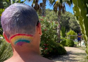 Ο Γκριεζμάν έβαψε τα μαλλιά του στα χρώματα του ουράνιου τόξου