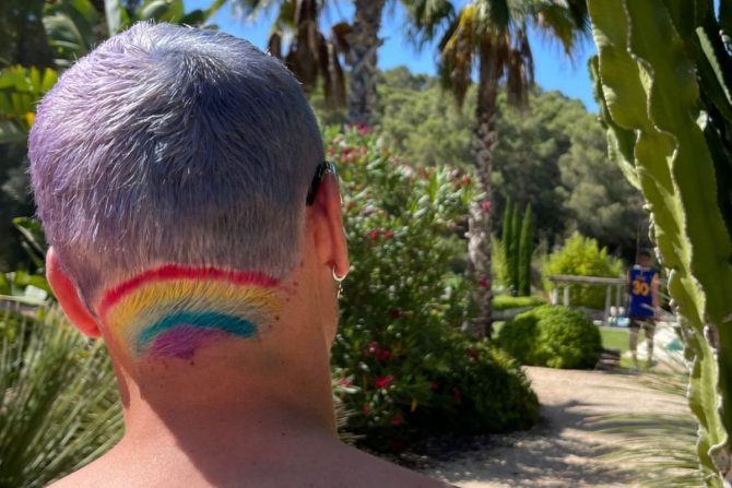 Ο Γκριεζμάν έβαψε τα μαλλιά του στα χρώματα του ουράνιου τόξου