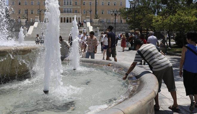 Έκτακτο Δελτίο ΕΜΥ: Έρχεται καύσωνας με 40άρια – Πού και πότε θα χτυπήσει “κόκκινο” ο υδράργυρος