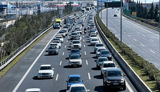 Κίνηση στους δρόμους: Ξεκίνησε η έξοδος για το τριήμερο του Αγίου Πνεύματος- Καθυστερήσεις στον Κηφισό