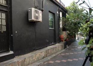 Ραφήνα: Σκούντησε έναν από την παρέα μας που περίμενε να μπει στην τουαλέτα – Μας κοίταξε άγρια