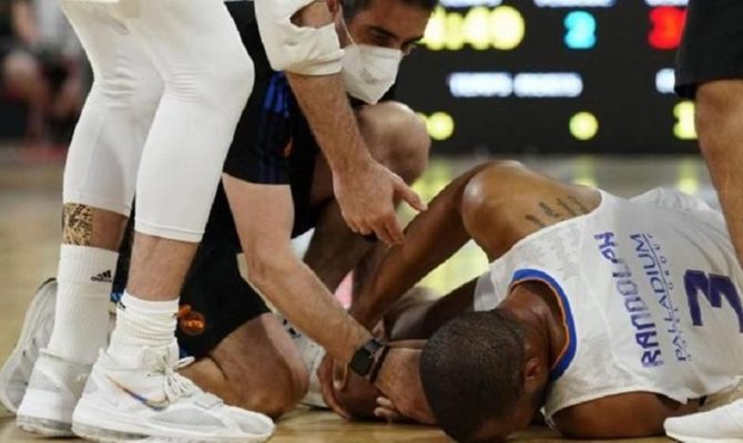 Δίπλα στον Ράντολφ οι παίκτες της Ρεάλ, κρέμασαν τη φανέλα του στην μπασκέτα