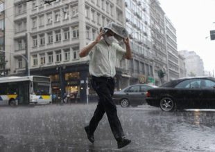 Κακοκαιρία GENESIS: Καταιγίδα, κεραυνοί και χαλάζι στην Αθήνα – Πλημμύρες στη Θεσσαλονίκη