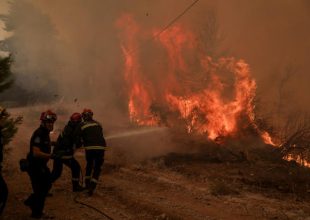 Δύσκολη νύχτα στο νότιο Ρέθυμνο – Μάχη με τις αναζωπυρώσεις και τους ισχυρούς ανέμους