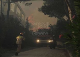 Φωτιά Πεντέλη: Οι φλόγες στα πρώτα σπίτια στο Ντράφι – Μήνυμα του 112 για εκκένωση προς Παλλήνη