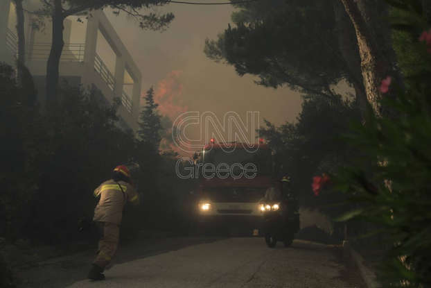 Φωτιά Πεντέλη: Οι φλόγες στα πρώτα σπίτια στο Ντράφι – Μήνυμα του 112 για εκκένωση προς Παλλήνη