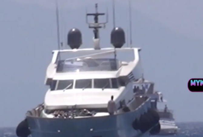 Υπερπολυτελής θαλαμηγός 40 μέτρων χτύπησε σε ξέρα στη Μύκονο και κινδυνεύει να βυθιστεί (vid)