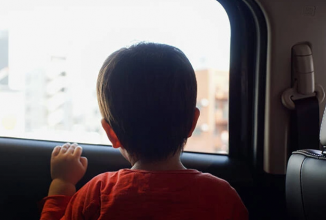 Θεσσαλονίκη: Κλείδωσε τα παιδιά στο αυτοκίνητο για να κάνει απεντόμωση στο σπίτι