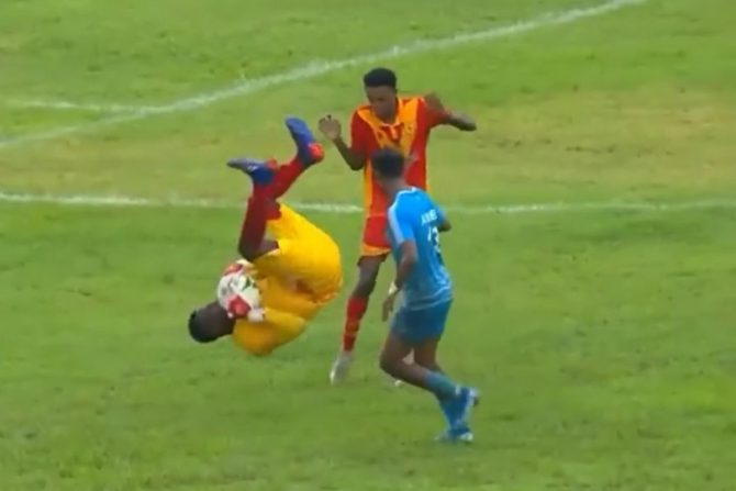 Φάση για όσκαρ: Τερματοφύλακας υπέπεσε σε πέναλτι με απίστευτο τρόπο αλλά σώθηκε από την αστοχία των αντιπάλων