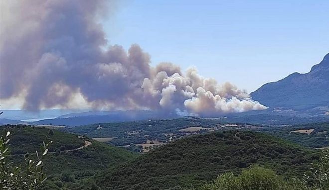 Αχαΐα: Μαίνεται μεγάλη φωτιά – Εκκενώνεται χωριό στην Ηλεία