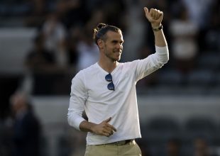 Ο Μπέιλ αποθεώθηκε από τους φίλους της Λος Άντζελες FC στο νικηφόρο ντέρμπι με τους Γκάλαξι