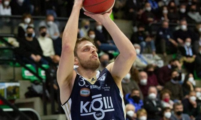 Κλείνει στην Πέζαρο ο Χαραλαμπόπουλος