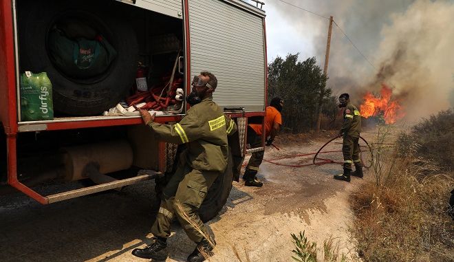 Φωτιά στην Ηλεία: Παίρνει διαστάσεις η πυρκαγιά, δύο ελικόπτερα και 4 Canadair στη μάχη