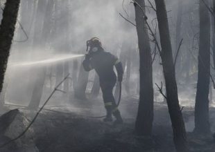 Φωτιά στο Ρέθυμνο: Μάχη με τις αναζωπυρώσεις και τους ισχυρούς ανέμους – Στο νοσοκομείο ένας πυροσβέστης