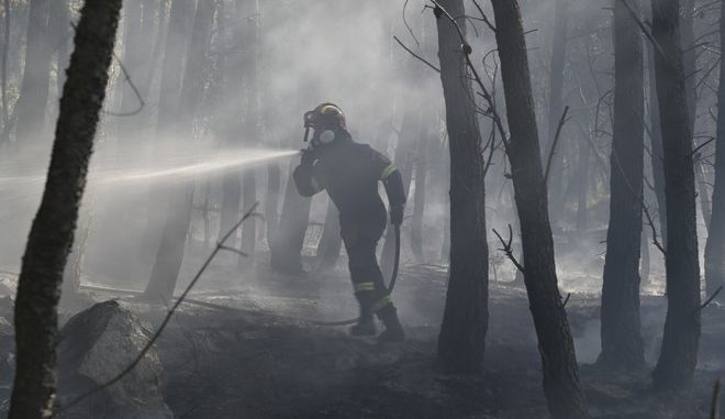 Φωτιά στο Ρέθυμνο: Μάχη με τις αναζωπυρώσεις και τους ισχυρούς ανέμους – Στο νοσοκομείο ένας πυροσβέστης