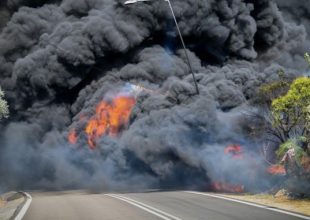 Μεγάλη φωτιά στην Ηλεία: Μαίνεται ανεξέλεγκτη – Καίγονται σπίτια στην Σκιλλουντία