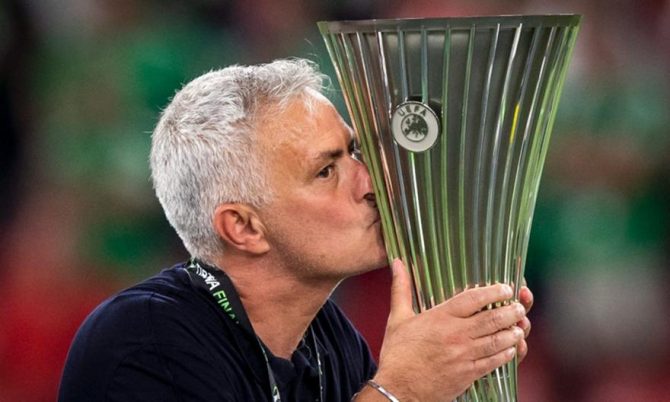 Μουρίνιο: «Εγώ στην Μπενφίκα; Μην με ρωτάτε για ομάδες που έχουν προπονητές» Μουρίνιο: «Εγώ στην Μπενφίκα; Μην με ρωτάτε για ομάδες που έχουν προπονητές»