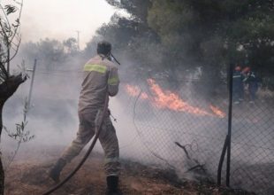 Σε εξέλιξη φωτιά στη Μάνδρα Αττικής – Εκκενώνονται δύο οικισμοί