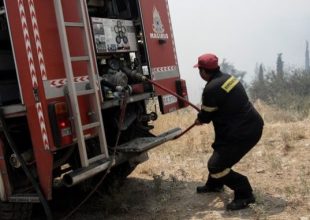 Φωτιά στο Μαρκόπουλο: Επιχειρούν επίγεια και εναέρια μέσα