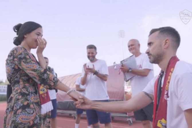 Ρόμα: Πρόταση γάμου μπροστά στον έκπληκτο Μουρίνιο σε προπόνηση των τζαλορόσι