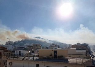 Σε τρία μέτωπα μαίνεται η φωτιά στη Σαλαμίνα: Εντολή εκκένωσης από το 112!