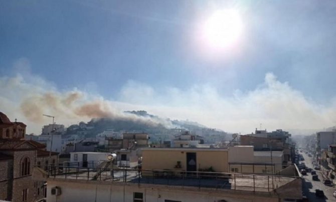 Σε τρία μέτωπα μαίνεται η φωτιά στη Σαλαμίνα: Εντολή εκκένωσης από το 112!