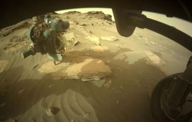 Ένα παράξενο αντικείμενο εντόπισε στον Άρη το Perseverance Ένα παράξενο αντικείμενο εντόπισε στον Άρη το Perseverance