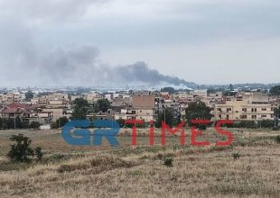 Φωτιά σε οικισμό στη Θεσσαλονίκη – Μαίνεται πυρκαγιά στην Άρτα