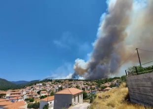 Φωτιά στη Λέσβο: Καλύτερη εικόνα στη Βρίσα-Οι φλόγες κατευθύνονται προς τον Σταυρό