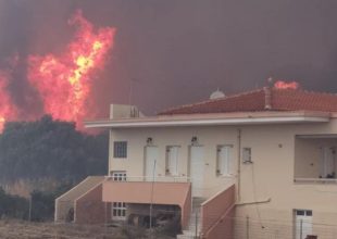 Μεγάλη φωτιά στη Λέσβο: Καίγονται σπίτια στα Βατερά – Εκκενώθηκε ο οικισμός