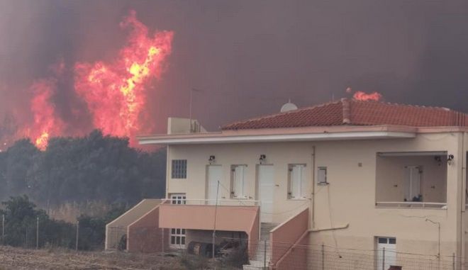 Μεγάλη φωτιά στη Λέσβο: Καίγονται σπίτια στα Βατερά – Εκκενώθηκε ο οικισμός Μεγάλη φωτιά στη Λέσβο: Καίγονται σπίτια στα Βατερά – Εκκενώθηκε ο οικισμός