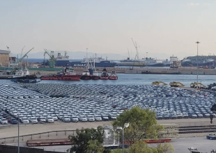 Γεμάτο καινούργια αυτοκίνητα το λιμάνι του Πειραιά