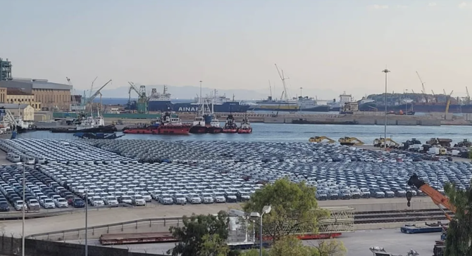 Γεμάτο καινούργια αυτοκίνητα το λιμάνι του Πειραιά