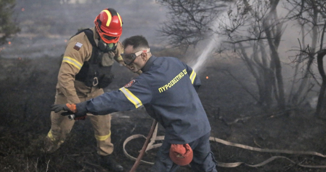 Εκπρόσωπος Πυροσβεστικής: Διάσπαρτες εστίες σε Γέρακα, Ανθούσα, Παλλήνη και Διώνη