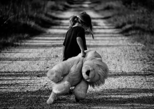 Σκιάθος: Η σύντροφος του υποπυραγού υποστηρίζει ότι η 12χρονη κόρη της είναι ερωτευμένη μαζί του!