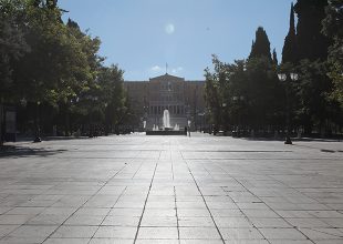 ΒΙΝΤΕΟ – Δεκαπενταύγουστος στην Αθήνα: Κάνουν ποδήλατο και τρέχουν στους άδειους δρόμους