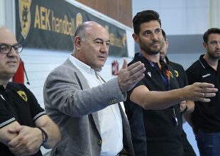 Παπασταμάτης στους παίκτες: «Πίστη, πάθος και… καρύδια – Εσείς τα έχετε, η ΑΕΚ τα έχει!»