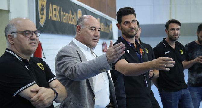 Παπασταμάτης στους παίκτες: «Πίστη, πάθος και… καρύδια – Εσείς τα έχετε, η ΑΕΚ τα έχει!»