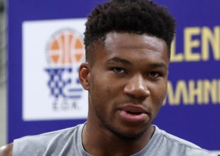 Αντετοκούνμπο για Eurobasket: “Δεν μπορούμε να παίζουμε όπως οι Μπακς, ο κόουτς κάνει τρομερή δουλειά”